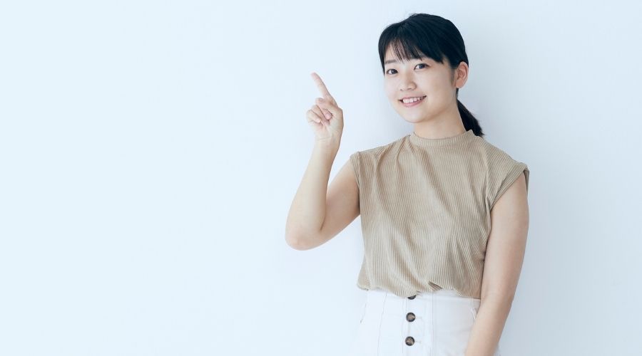 人差し指を立てている女性