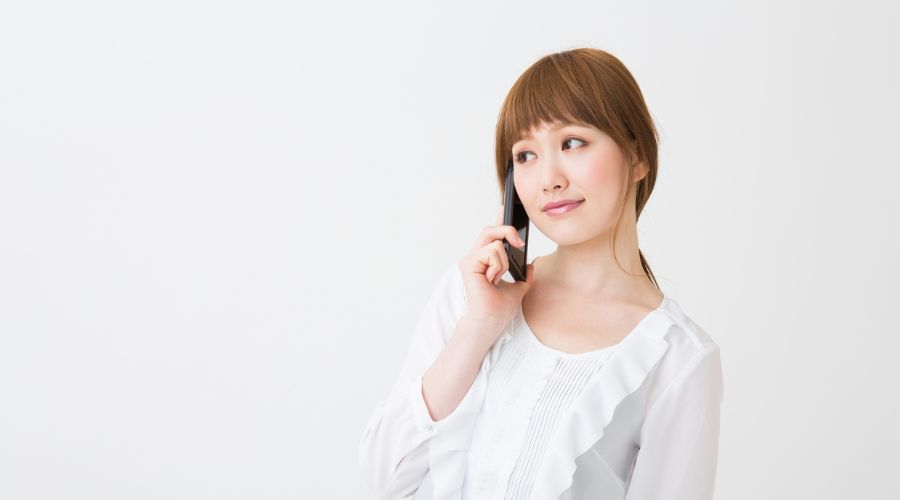 電話をかけている女性