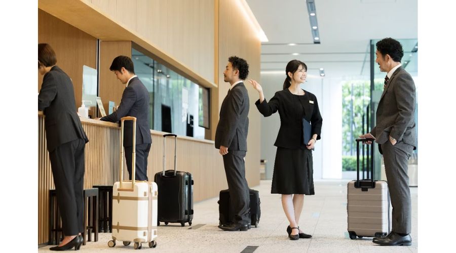 アパホテルの受付女性